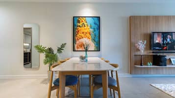 Executive Apartment, 3 Bedrooms, Bathtub, City View | In-room dining