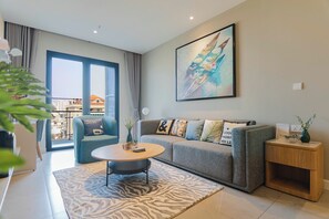 Executive-Apartment, 3 Schlafzimmer, Badewanne, Stadtblick | Wohnbereich