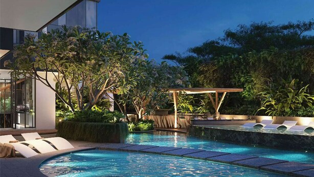 Un área de piscina moderna al aire libre con sillones de descanso, una pérgola y exuberante follaje.
