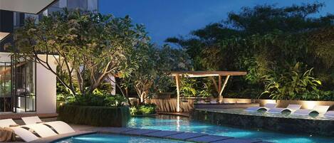 Piscine extérieure, parasols de plage, chaises longues