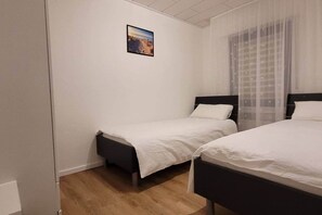 2 habitaciones, tabla de planchar con plancha, wifi y ropa de cama 