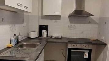 KĂŒhlschrank, Mikrowelle, Ofen, Herdplatte