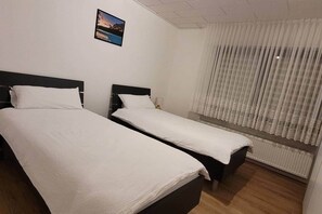 2 chambres, fer et planche à repasser, Wi-Fi, draps fournis