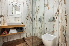 Shower, hair dryer, towels, soap - Soultani 12 Sleek Stay by Harmony HomesAway (Athina)