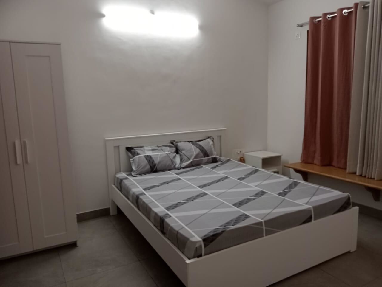 3 makuuhuonetta, silitysrauta/-lauta, vuodevaatteet