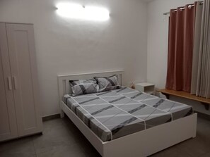 3 soverom, strykejern/-brett og sengetøy