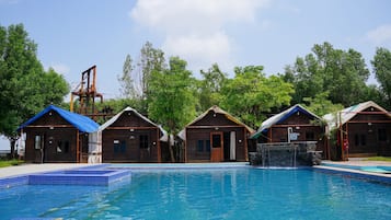 2 outdoor pools