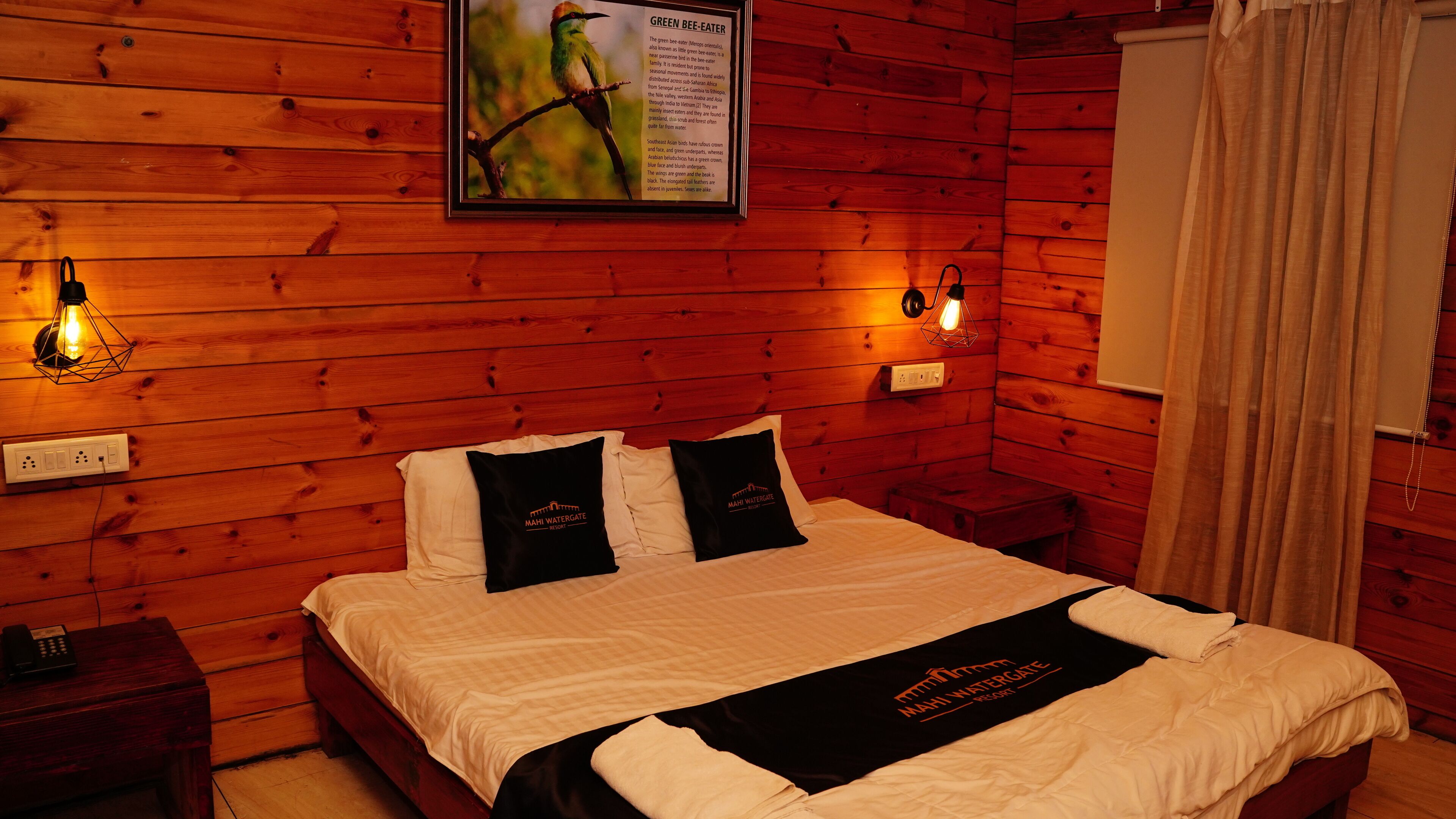 Phòng Executive | Bàn, khu vực làm việc phù hợp cho laptop 