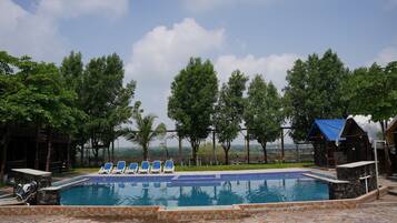 2 outdoor pools