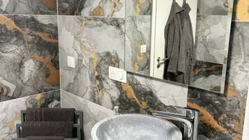 Suihku, hiustenkuivaaja, pyyhkeet, saippua