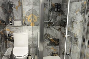Dusche, Haartrockner, Handtücher, Seife