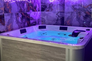 Indoor spa tub