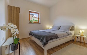 4 bedrooms, iron/ironing board, free WiFi, bed sheets
