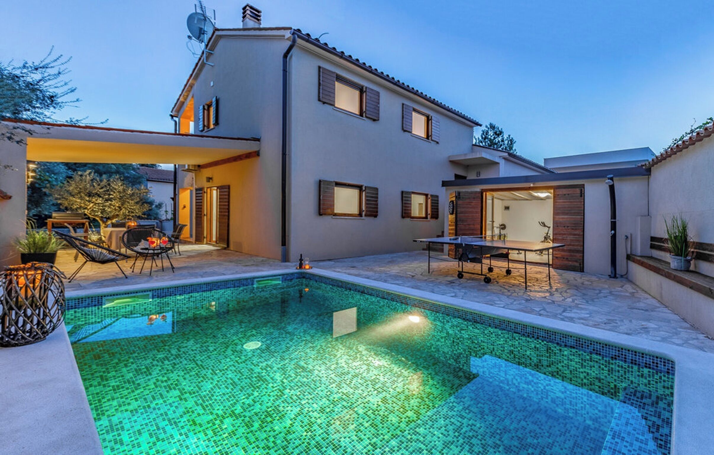 حمّام سباحة خارجي