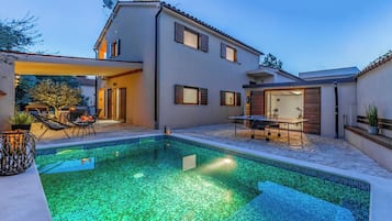 حمّام سباحة خارجي