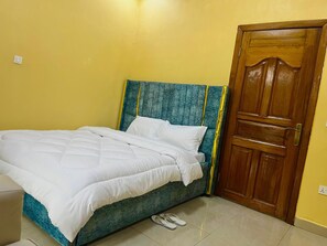 4 bedrooms, iron/ironing board, WiFi, bed sheets