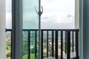 Um edifício alto com grandes janelas oferecendo vista panorâmica da cidade.