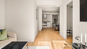 Un apartamento moderno con sala de estar, cocina y comedor.