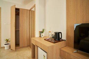 Luxury Suite | Desk, free WiFi, bed sheets