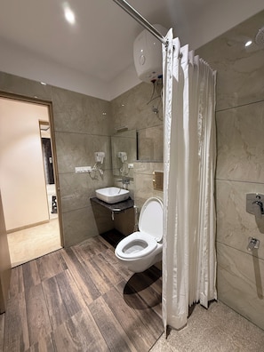 Superior Double Room | Bathroom | Shower, towels, soap, shampoo
