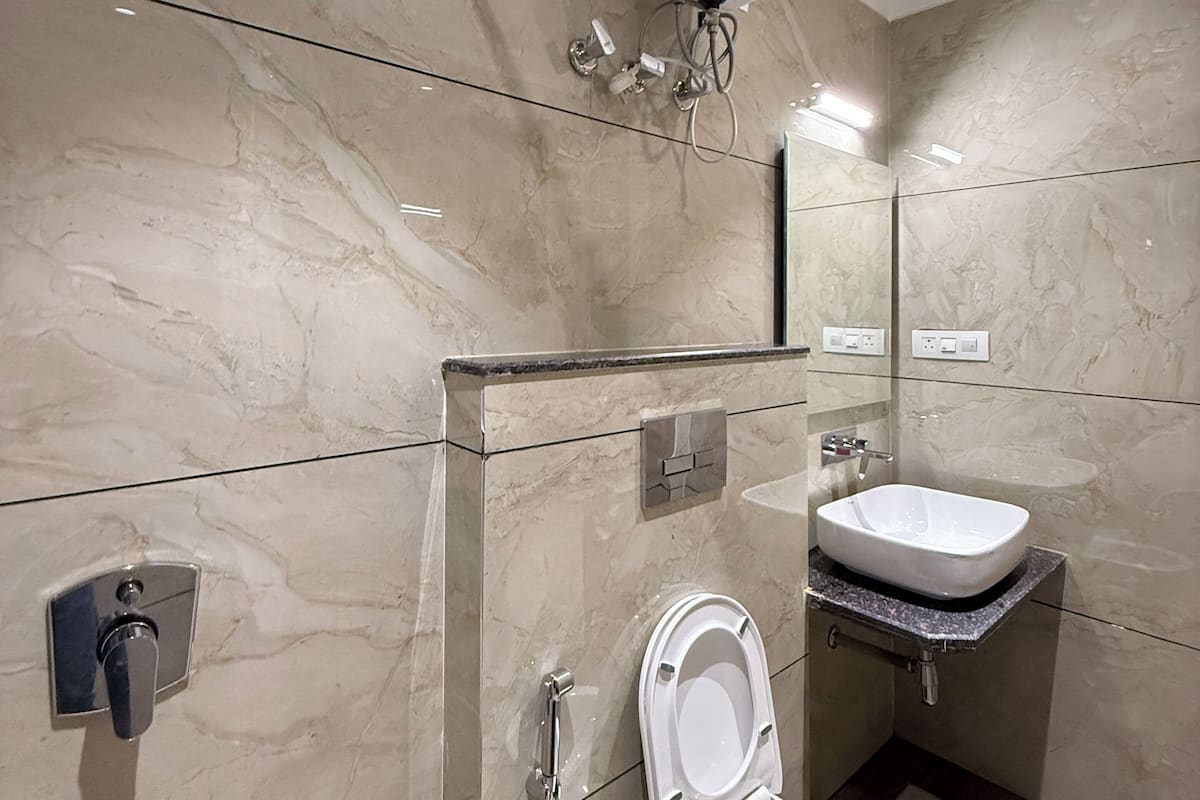Standard Double Room | Bathroom | Shower, towels, soap, shampoo