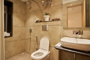 Ducha, toallas, jabón, shampoo