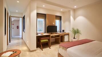 Escritorio, wifi gratis y ropa de cama