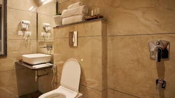 Junior Suite | Bathroom | Shower, towels, soap, shampoo