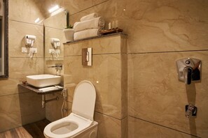 Junior Suite | Bathroom | Shower, towels, soap, shampoo