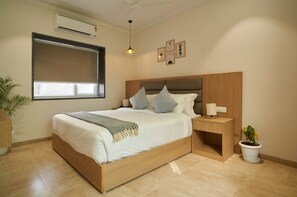 Escritorio, wifi gratis y ropa de cama 