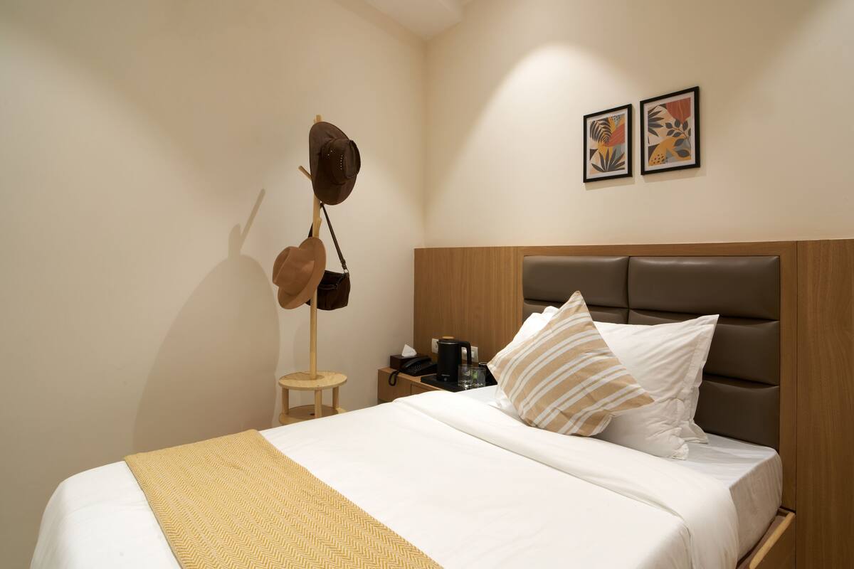Pod room | Premium bedding, desk, soundproofing, WiFi (free)