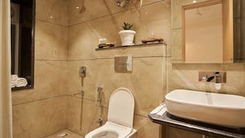 Habitació doble estàndard | Bany | Dutxa, tovalloles, sabó i xampú