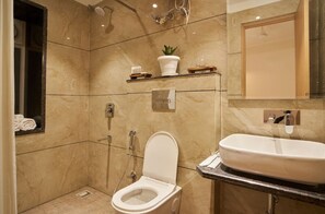 Ducha, toallas, jabón, shampoo