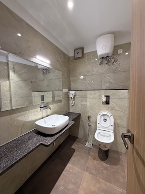 Luxury Suite | Bathroom | Shower, towels, soap, shampoo