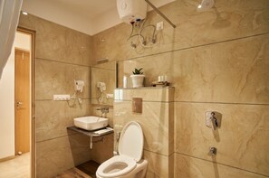 Habitación doble superior | Baño | Ducha, toallas, jabón y champú