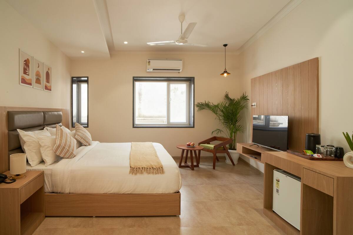 Luxury Suite | Premium bedding, desk, soundproofing, WiFi (free)
