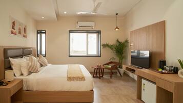 Escritorio, wifi gratis y ropa de cama