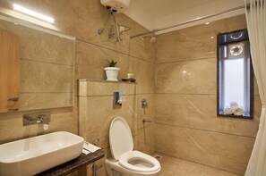 Superior Double Room | Bathroom | Shower, towels, soap, shampoo