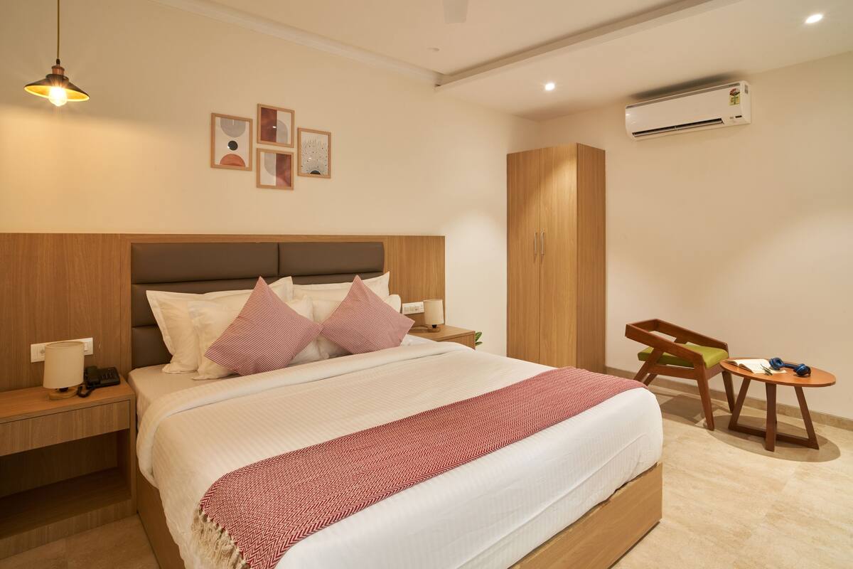 Junior Suite | Premium bedding, desk, soundproofing, WiFi (free)