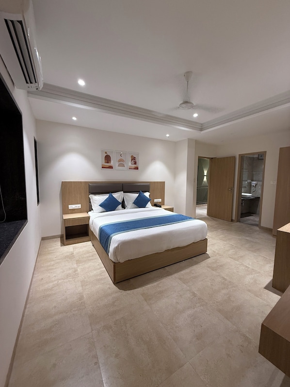 Luxury Suite | Desk, free WiFi, bed sheets
