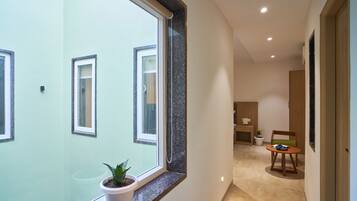 Escritorio, wifi gratis y ropa de cama