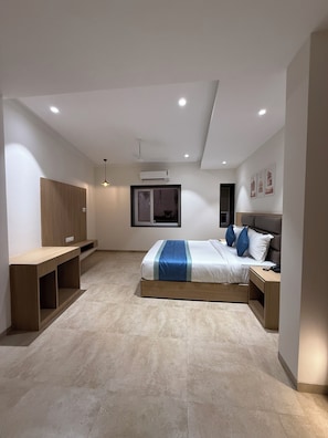 Luxury Suite | Desk, free WiFi, bed sheets