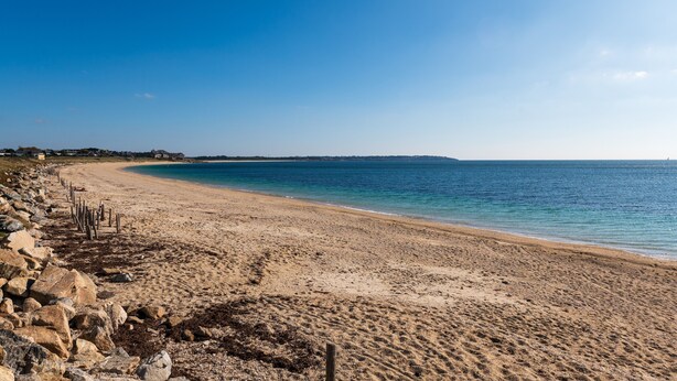 A sandy beach with a clear blue sky and calm sea. - Studio L'Océanic, summer pool, near beach and port, parking, towels & cleaning extra (Arzon)
