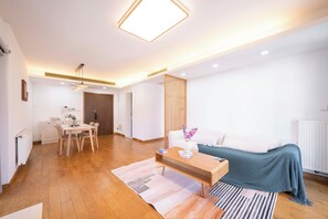 Leilighet – superior, 3 soverom, balkong, byutsikt | Oppholdsrom | Smart-TV