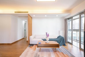 Leilighet – superior, 3 soverom, balkong, byutsikt | Oppholdsrom | Smart-TV