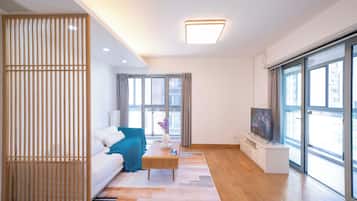Apartamento superior, 3 habitaciones, balcón, vistas a la ciudad | Sala de estar | Una Smart TV