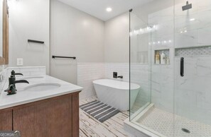 毛巾、肥皂、卫生纸