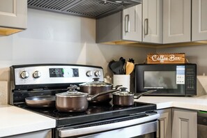 冷蔵庫、電子レンジ、オーブン、食器洗い機