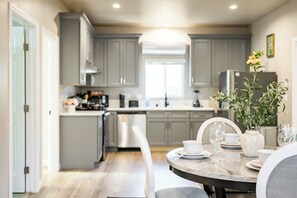 冷蔵庫、電子レンジ、オーブン、食器洗い機