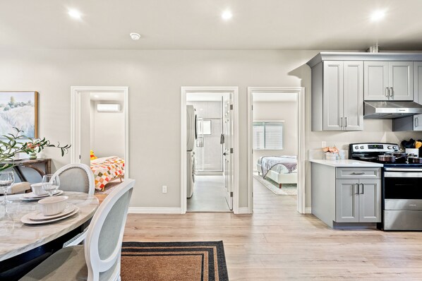 3 室のベッドルーム、旅行用ベビーベッド、WiFi (無料)